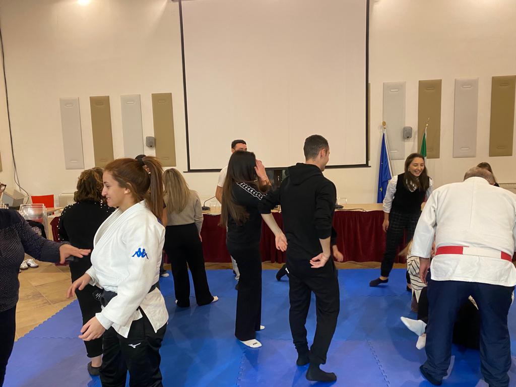 Vico Equense, a lezione di judo per dire basta alla violenza: "Protezione per le vittime, educazione e formazione nelle scuole" Vico Equense, a lezione di judo per dire basta alla violenza “La lezione di difesa personale rappresenta una provocazione e una denuncia contro un sistema che non è in grado di proteggere e tutelare le vittime. – ha detto Rossella Cavalieri presidente della Commissione Pari opportunità della Città di Vico Equense - Viviamo in una società ormai 'abituata' a fenomeni di violenza, tanto da avvertire l’esigenza di imparare a difenderci. Occorrono misure più efficaci, servizi come i Centri Antiviolenza, protezione per le vittime, educazione e formazione nelle scuole". "Protezione per le vittime, educazione e formazione nelle scuole" Ai partecipanti è stato chiesto di proporre bisogni e paure scrivendone su biglietti anonimi raccolti in due scatole, la prossima tappa sarà dedicata alla letture dei biglietti per capire le esigenze delle donne vicane.